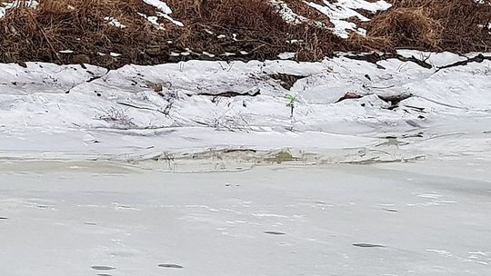 Lubelskie: 13-latek założył się z kolegą. Pod chłopcem załamał się lód