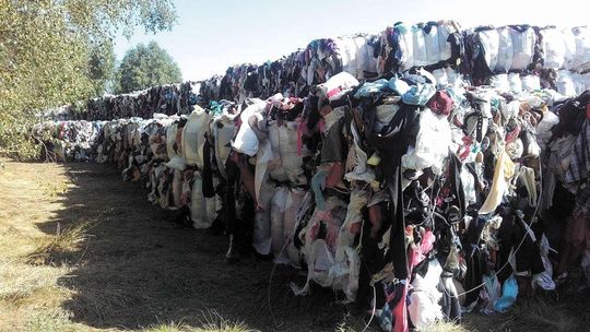 Lubelskie: 4,5 tys. ton sprasowanych starych ubrań wylądowało na polu
