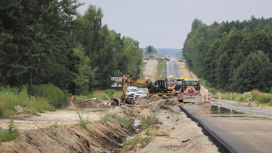 Lubelskie: 8 kilometrów jazdy, 18 wahadeł po drodze. Remont drogi wojewódzkiej [zdjęcia]