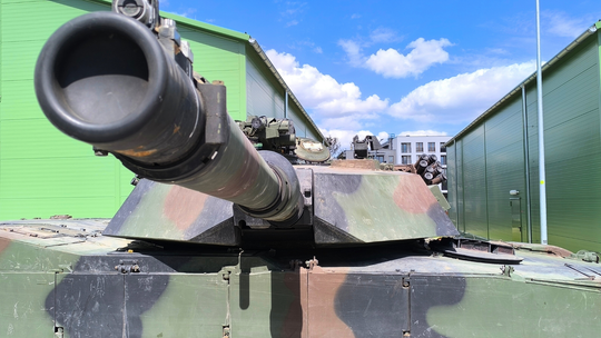 Czołg M1 Abrams 19. Lubelskiej Brygady Zmechanizowanej w Lublinie – widok z bliska na armatę kalibru 120 mm i wieżę pojazdu