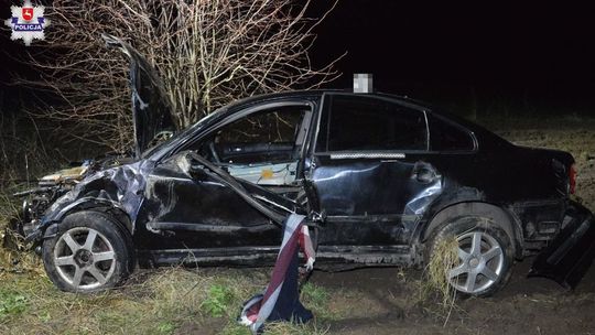 Lubelskie: Auto dachowało, a kierowca i pasażerka trafili do szpitala. Mężczyzna nie przeżył