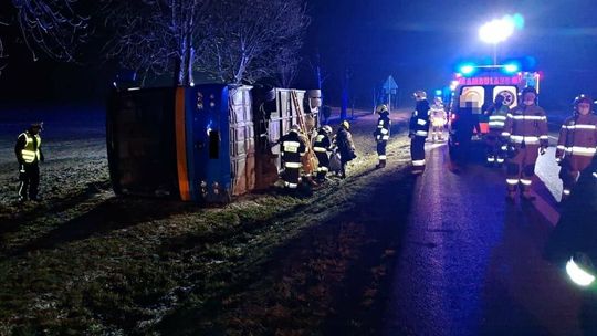 Lubelskie. Autobus z pasażerami wpadł do rowu. Kierowca zasnął?