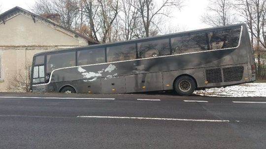 Lubelskie: Autokar wiozący dzieci wypadł z drogi. Wypadek na drodze krajowej nr 17