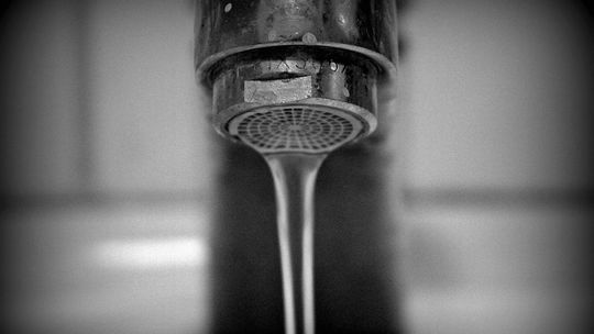 Lubelskie: Bakterie coli wykryte w wodzie w kolejnej gminie. Mieszkańcy się zatruli