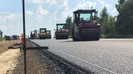 Lubelskie: Budowa S19. Układa się tam 1,5 tysiąca ton asfaltu dziennie