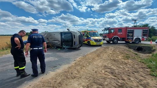 Lubelskie. Bus przewrócił się na bok po zderzeniu z audi. Są ranni [zdjęcia]