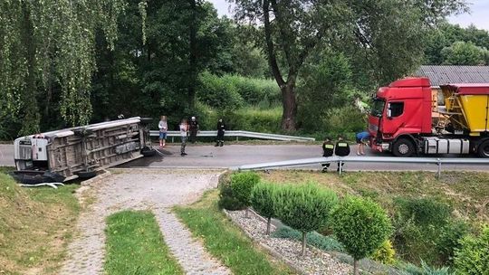 Lubelskie. Bus przewrócił się na drodze. Tir nie zdążył zahamować