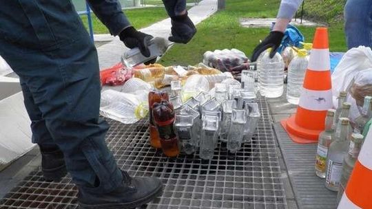 Lubelskie: Celnicy niszczą zarekwirowaną wódkę i papierosy (zdjęcia)
