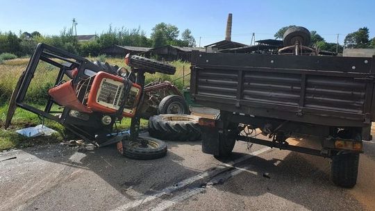 Lubelskie: Ciągnik ze zbożem przewrócił się i przygniótł kierowcę oraz pasażera