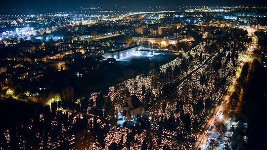 Lubelskie cmentarze nocą. Zdjęcia z drona