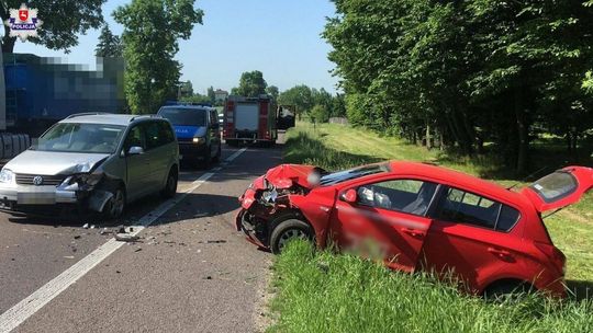 Lubelskie: Czołowe zderzenie dwóch samochodów. Trzy osoby w szpitalu, są utrudnienia
