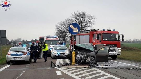 Lubelskie: Czołowe zderzenie samochodów na krajowej "12". Są ranni