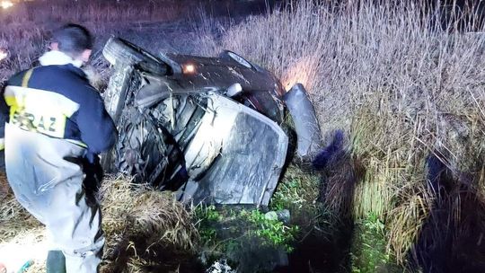 Lubelskie: Dachowanie BMW. Kierowca i pasażer wracali "ze śledzika"?