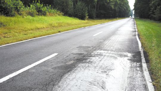 Lubelskie: Dwa powiaty dostały od województwa drogę w fatalnym stanie. "Już szykujemy skargę do sądu"