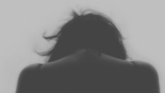 Lubelskie: Dyrektor gimnazjum zaproponował uczennicy podwiezienie. Skręcił w leśną drogę i zaczął obmacywać