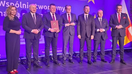 Ponad 30 gmin i kilka zakładów komunalnych z Lubelszczyzny otrzymały dziś umowy o dofinansowanie inwestycji wodno-ściekowych w ramach Funduszy Europejskich dla Lubelskiego. Kwoty wsparcia w poszczególnych projektach sięgają od blisko 700 tys. zł do prawie 6,7 mln zł.