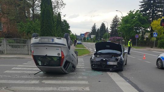 Lubelskie: Groźnie wyglądający wypadek zakończony dachowaniem. Pięć osób w szpitalu