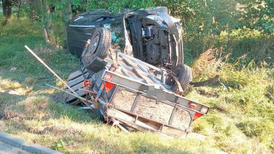 Lubelskie: Groźny wypadek. Auto i przyczepka wypadły z drogi