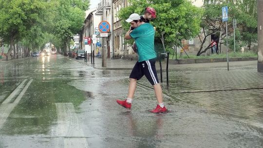 Lubelskie. IMGW ostrzega przez burzami i ulewami. Może spaść też grad