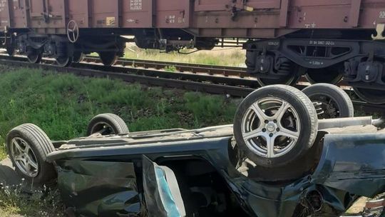 Lubelskie. Istny cud, że rodzina przeżyła. Oplem wjechali pod pociąg