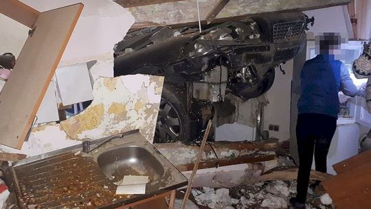 Lubelskie: Kierowca volvo obudził się w kuchni, po przebiciu ściany domu