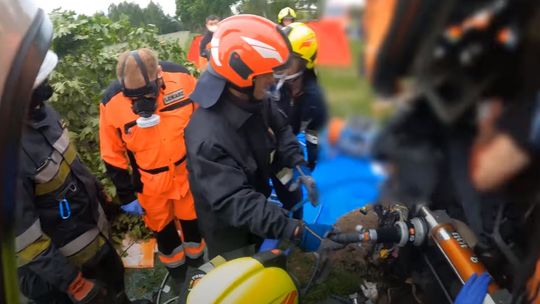 Lubelskie: Kierowca zakleszczony w ciężarówce po wypadku. Wideo z kamery na hełmie strażaka