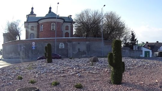 Lubelskie: Kierowcy mogą poczuć się jak w Meksyku. Kaktusy wyrosły na rondzie w Piaskach