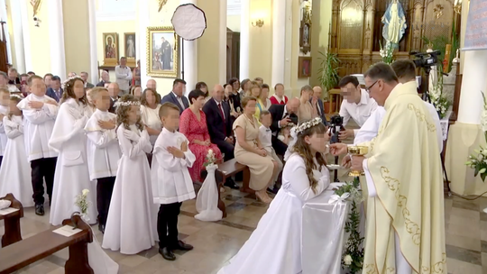 Lubelskie: Komunia na luzaka. Wirusolog ostrzega, że takie sytuacje to olbrzymie ryzyko