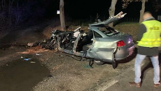 Lubelskie. Koszmarny wypadek. Nie żyje kierowca fiata