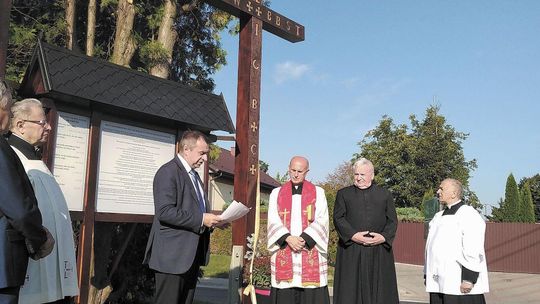 Lubelskie: Krzyż pandemiczny stanął przy krzyżówce. "Jest jeszcze ktoś, do kogo możemy się zwracać"