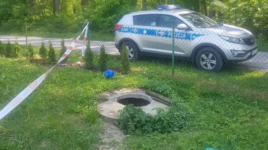 Lubelskie. Mama na chwilę spuściła dzieci z oczu. 2-letni chłopiec wpadł do szamba