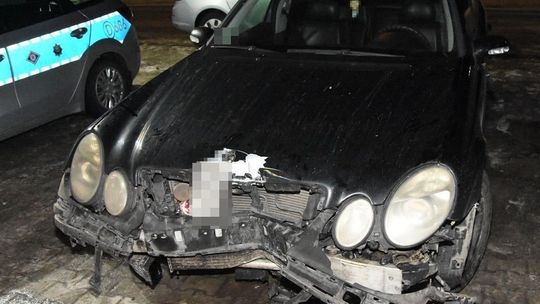 Lubelskie: Mercedes uderzył w latarnię. Autem jechało… dwóch pijanych kierowców