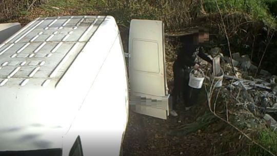 Lubelskie: Mężczyzna wywoził śmieci do lasu. Wpadł w pułapkę, bo nagrała go kamera