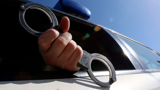 Lubelskie: Młodzi wandale zdemolowali przystanek, policjanci musieli użyć gazu i pałek