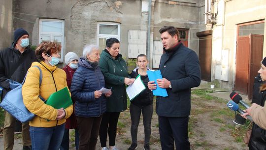 Lubelskie. Myją się w misce, na ścianach grzyb, a podwyżka czynszu o 100 proc.