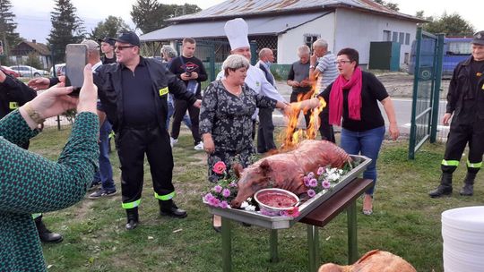Lubelskie: Na otwarciu drogi nie tylko wstęga. Był również pieczony prosiak 