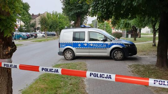 Lubelskie. Na środku ulicy rzucił się z nożem na policjantów. Dwóch zostało rannych. Padły strzały