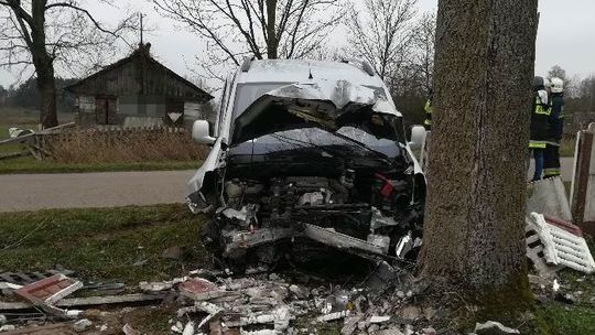 Lubelskie: Najpierw pił, a potem wjechał samochodem w ogrodzenie