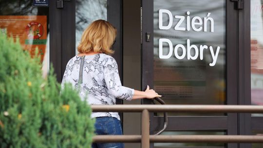 Lubelskie: Napis "Dzień dobry" wita petentów w urzędzie gminy