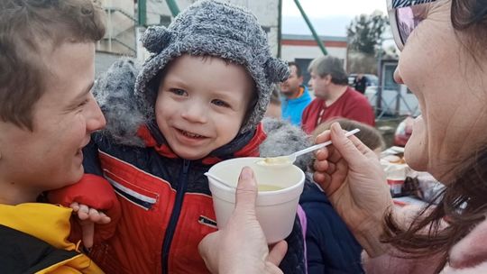 Lubelskie. Pastor nosi dzieci, a sołtyska jest na randce przy granicy