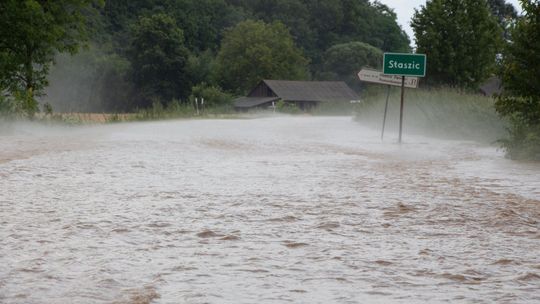 Lubelskie: Po deszczu ulice zamieniły się w rzeki, a pola w bajora [wideo]