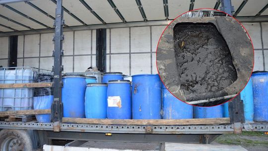 Lubelskie: Pojemniki i beczki pełne były nieznanych substancji [zdjęcia]