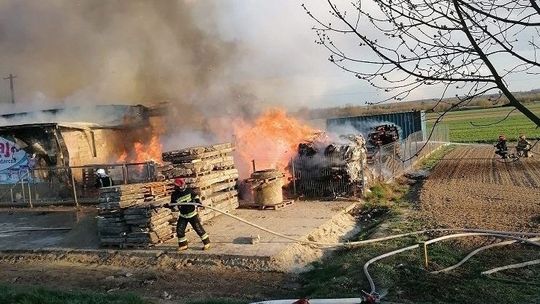 Lubelskie: Pożar hurtowni z artykułami chemicznymi. Budynek doszczętnie spłonął [zdjęcia]