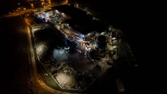 Lubelskie: Pożar w sortowni śmieci. Trwa akcja strażaków [zdjęcia]