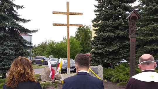 Lubelskie: Przed urzędem gminy odsłonięto krzyż morowy. Ma chronić mieszkańców przed epidemią