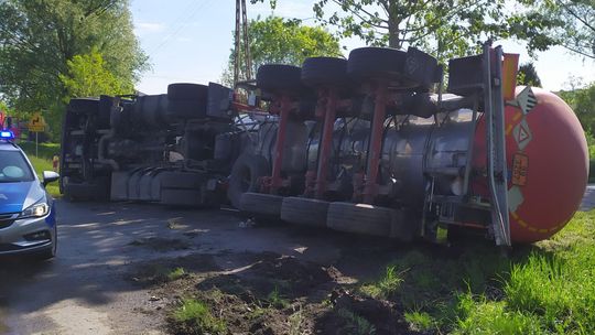 Lubelskie: Przewróciła się cysterna przewożąca kilka ton asfaltu