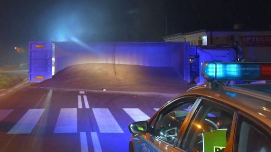 Lubelskie: Przewrócona ciężarówka zablokowała ruch na kilka godzin