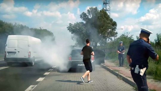 Lubelskie: Radiowóz zaczyna się palić. Jak zareagowała większość kierowców? [wideo]