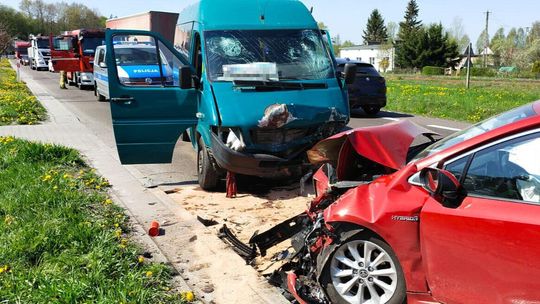 Lubelskie. Rejsowy bus zderzył się z samochodem na drodze krajowej nr 17