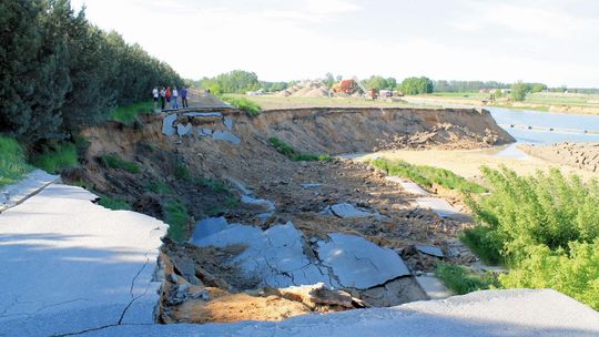 Lubelskie: Rok temu droga zniknęła pod ziemią. Ale znowu można tędy jeździć